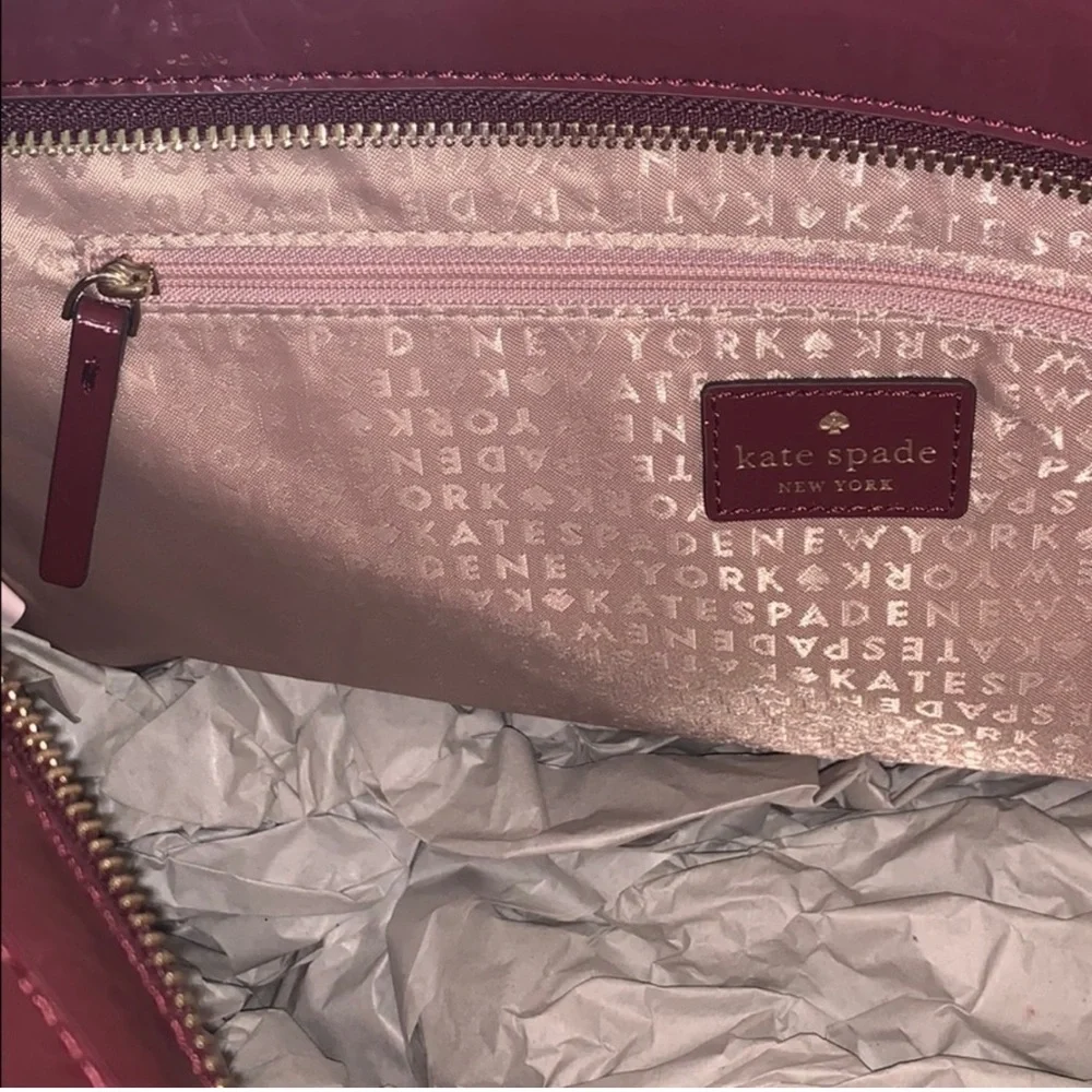 Kate Spade Cherrywood Ellisa Bristol Drive Croc
Red Embossed Tote Bag - Picture 3 of 4